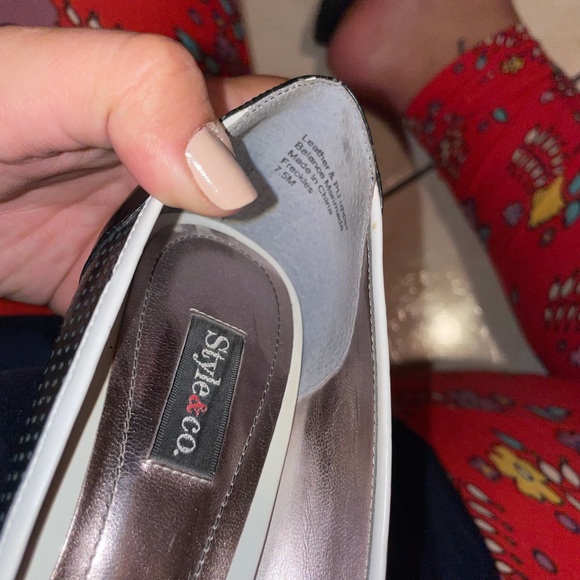 Black and white low heel - Picture 3 of 4